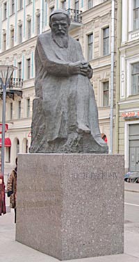 Памятник Ф.М. Достоевскому у станции метро «Владимирская» — «Достоевская»