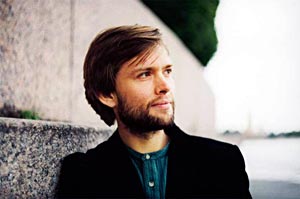 «Люблю Петербург —
и целиком,
и разные уголки».