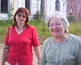 Глава местной администрации В. М. Александрова (слева) и Г. С. Новикова не сомневаются в том, что храм в Березовском Рядке будет с Божьей помощью восстановлен.