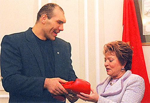 ЦЕННЫЙ подарок губернатору