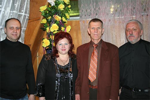 СЛЕВА НАПРАВО: Сергей Кочубеев, Ольга и Николай Ждановы, Александр Красноперец (рук. ансамбля «Атаман»)