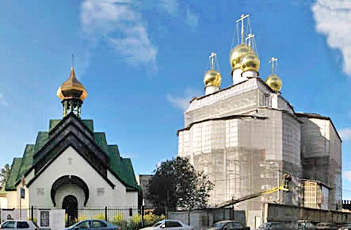 ПОКА ИДЕТ ВОССТАНОВЛЕНИЕ ХРАМА Феодоровской иконы Божией Матери, службы проходят в часовне Новомучеников и Исповедников Российских (на снимке слева)