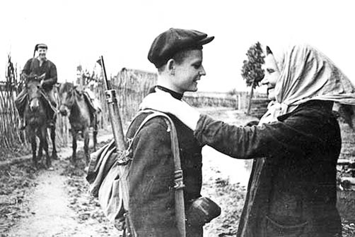 КАК ЧАСТО матери украдкой вшивали листок с древней молитвой в одежду сыновей, отправлявшихся на войну! Снимок 1941 года. Партизаны. Прощание с матерью. Фото Михаила Трахмана