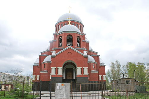 СРЕТЕНСКИЙ ХРАМ на Муринском ручье; справа — сторожка, где автор статьи нашла Олега
