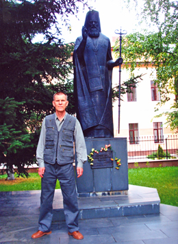 СИМФЕРОПОЛЬ. Автор у памятника свт. Луке Войно-Ясенецкому