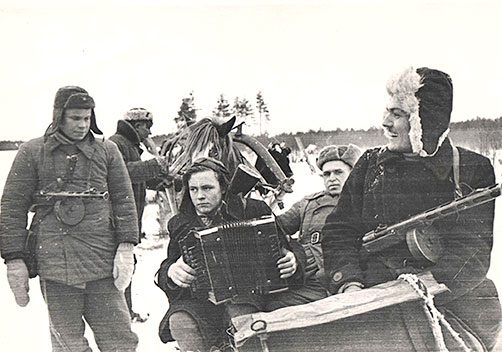 ФЕВРАЛЬ 1944 г. В партизанском отряде. И. Григорьев (на фото справа)