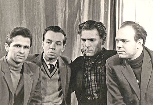ВЕСНА 1962 г. Слева направо: поэты А. Говоров, А. Вознесенский, Г. Григорьев, В. Фирсов.