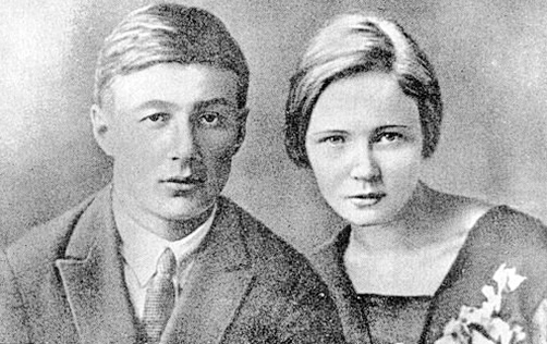 СУПРУГИ Б. КОРНИЛОВ И О. БЕРГГОЛЬЦ. Есть сведения, что перед арестом Борис, предвидя свою участь, уговорил О. Берггольц развестись, чтобы не подвергать её смертельной опасности — ведь её ждала та же участь: быть объявленной «врагом народа» и расстрелянной