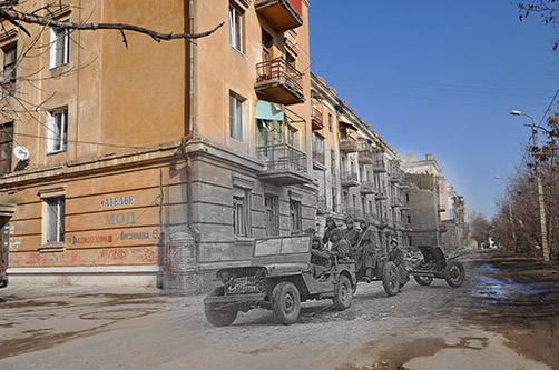 1943 г. – 2013 г. Сталинград, улица Арсеньева, 9. Советские артиллеристы