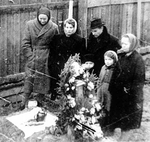 НА МОГИЛЕ ОТЦА. Осень 1962 года. Слева от Н. Рубцова — Софья Андриановна Рубцова, крайняя справа — мачеха Женя