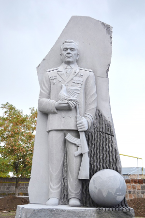 ПАМЯТНИК М. Т. Калашникову