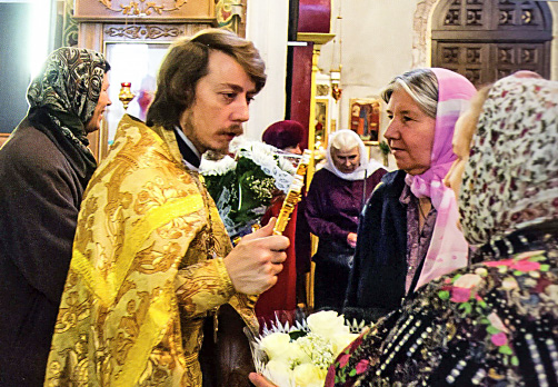 ОТЕЦ ПАВЕЛ беседует с прихожанами