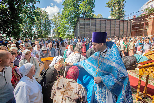 ПОСЛЕ ЛИТУРГИИ. Целование креста