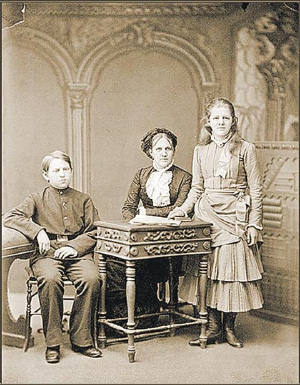 ЖЕНА ДОСТОЕВСКОГО Анна Григорьевна с детьми Фёдором и Любовью, 1883 г.