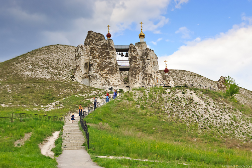 НЕ ИСССЯКАЕТ ПОТОК ЛЮДЕЙ, желающих посетить эти святые места