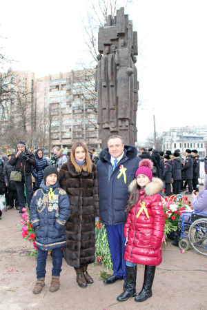 СЕМЬЯ Г. М. ПОГОСЯНА на фоне памятника