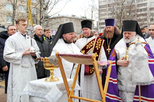 ОСВЯЩЕНИЕ ПАМЯТНИКА провёл наместник Александро-Невской Лавры епископ Назарий