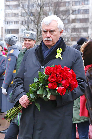 ЦВЕТЫ К МОНУМЕНТУ памятника возлагает губернатор города Г. С. Полтавченко
