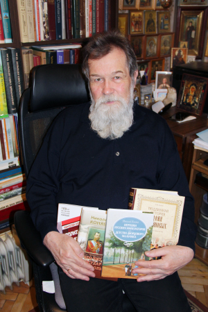 НИКОЛАЙ КОНЯЕВ С КНИГАМИ, посвящёнными царской теме