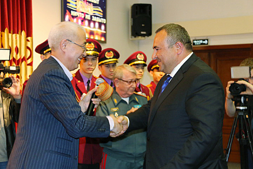 ПАМЯТНЫЙ ПОДАРОК Г. М. Погосяну