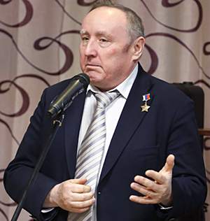 Выступает Герой России
Валерий Чухванцев
