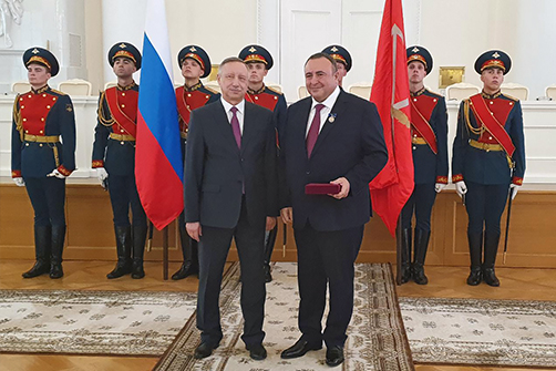С губернатора Санкт-Петербурга А. Бегловым после вручения награды