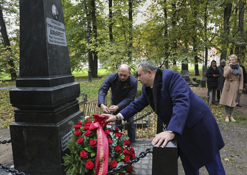 Возложение венков к памятнику
