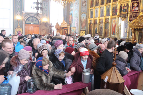 Люди толпами приходят на Праздник Крещения за святой водой,
в то время как живая вода – Слово Божие, их мало интересует