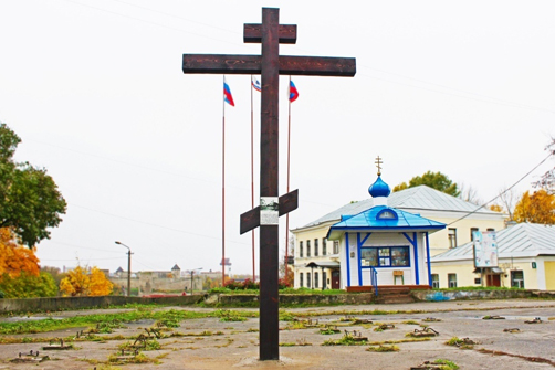 Этот поклонный крест
и часовню хотят снести