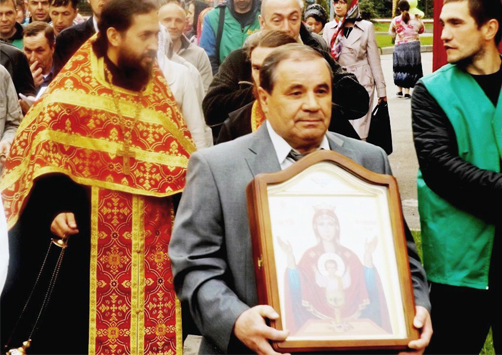 Владислав Юферов c иконой «Неупиваемая чаша» во время крестного хода