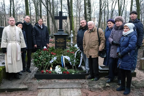 На освящении надгробия. Грачья Погосян с лютеранским пастором,
генеральным консулом Эстонии и представителями эстонского дипкорпуса