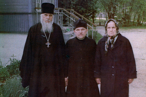 Братья архимандрит Гермоген
и диакон Никон с мамой Дарьей Матвеевной. <BR>Пюхтица, Эстония, 1980-е гг.