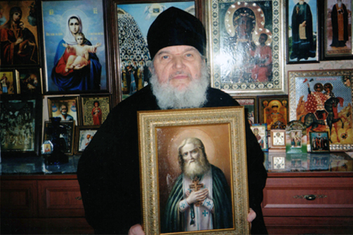 Отец Никон с написанной им иконой
прп. Серафима Саровского